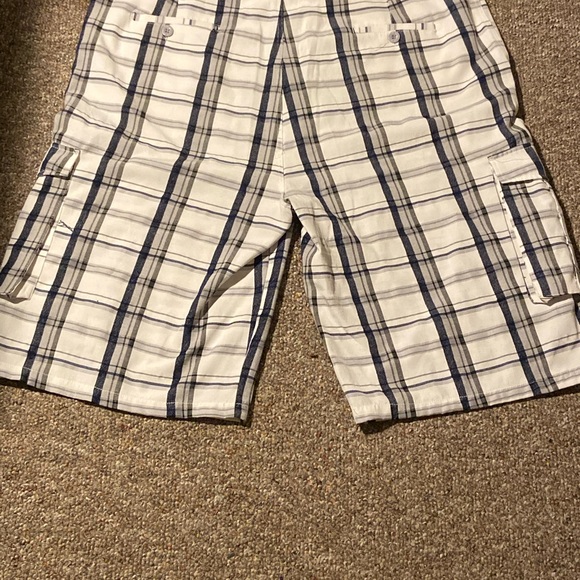Mens shorts, good condition. Sz 44 smoke free - Picture 3 of 6